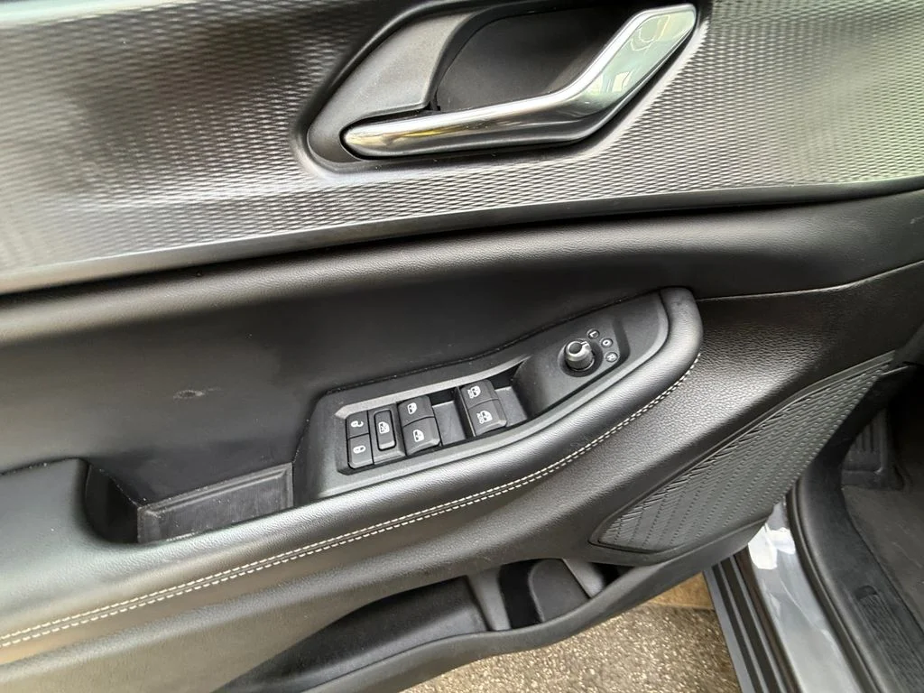 Used 2024 Gray Jeep Altitude image 11