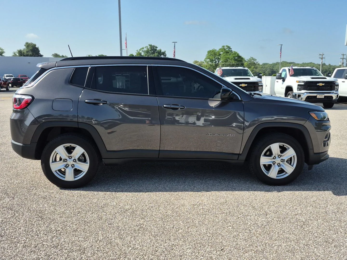 Used 2022 Granite Crystal Metallic Clearcoat Jeep Latitude image 4