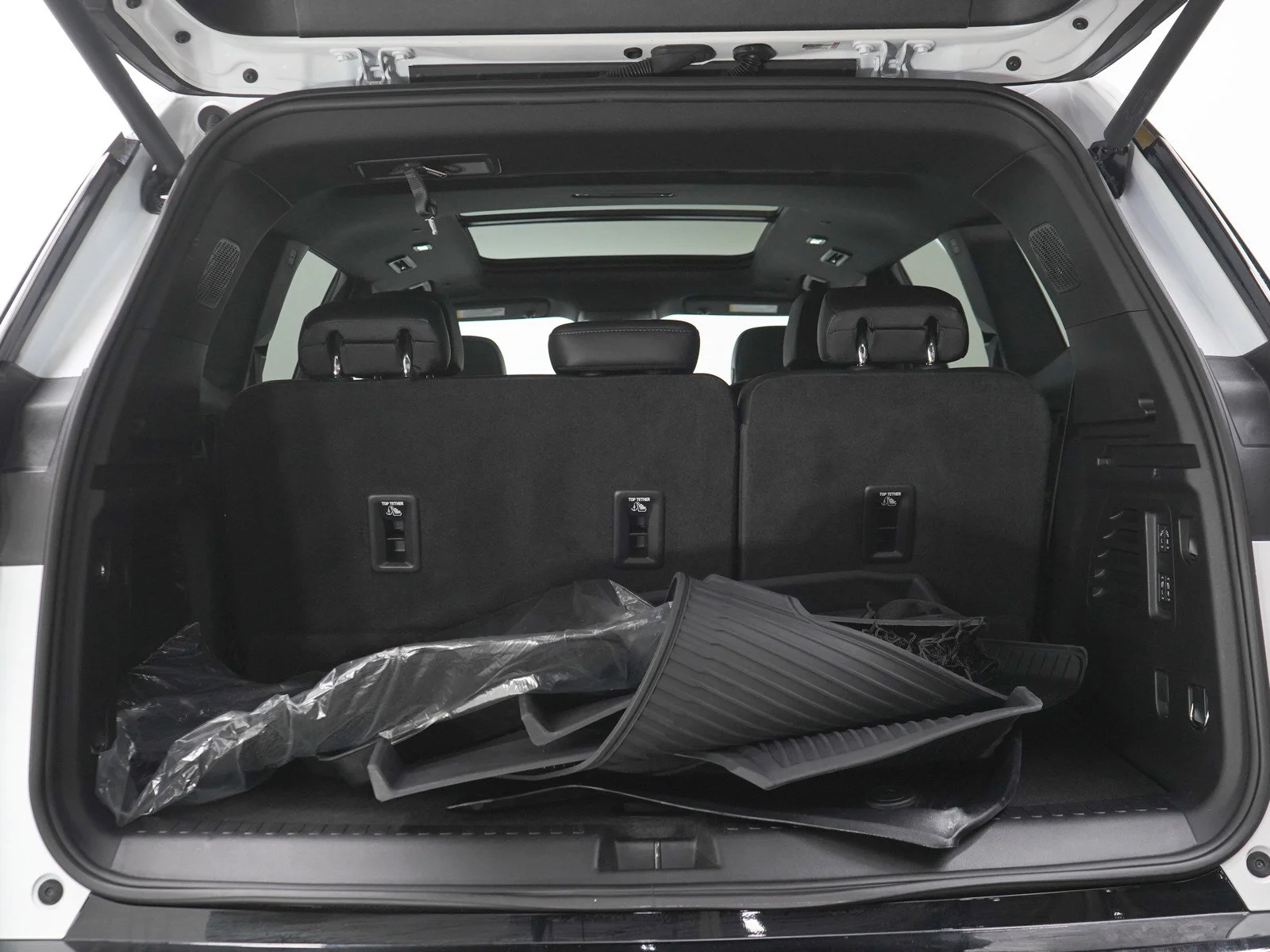 Used 2025 White Frost Tricoat GMC Denali image 18
