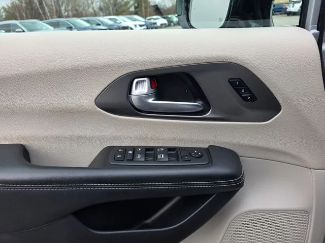 Used 2024 Silver Mist Clearcoat Chrysler Touring L image 27