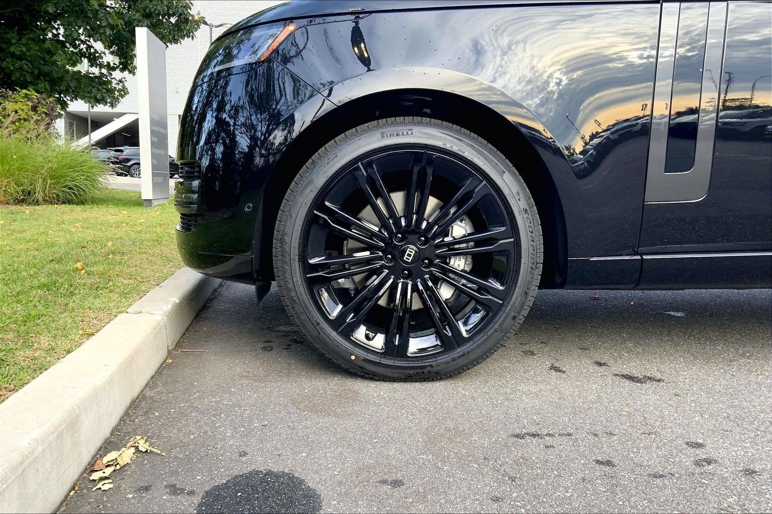 New 2027 Santorini Black Land Rover SE image 11