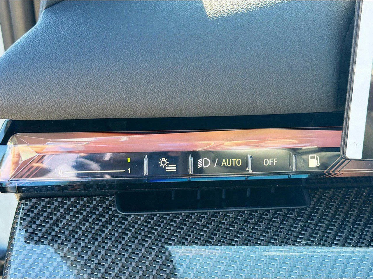 2026 BMW 5 Series 550e - Photo 37