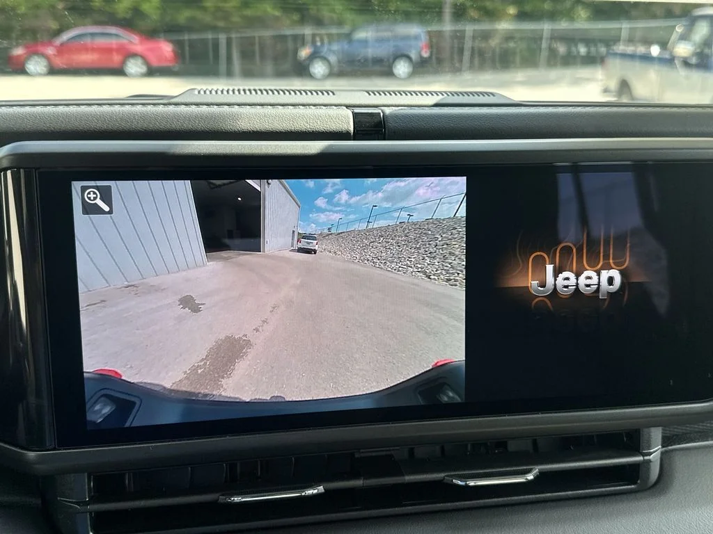 Used 2025 Green Jeep Mojave image 25