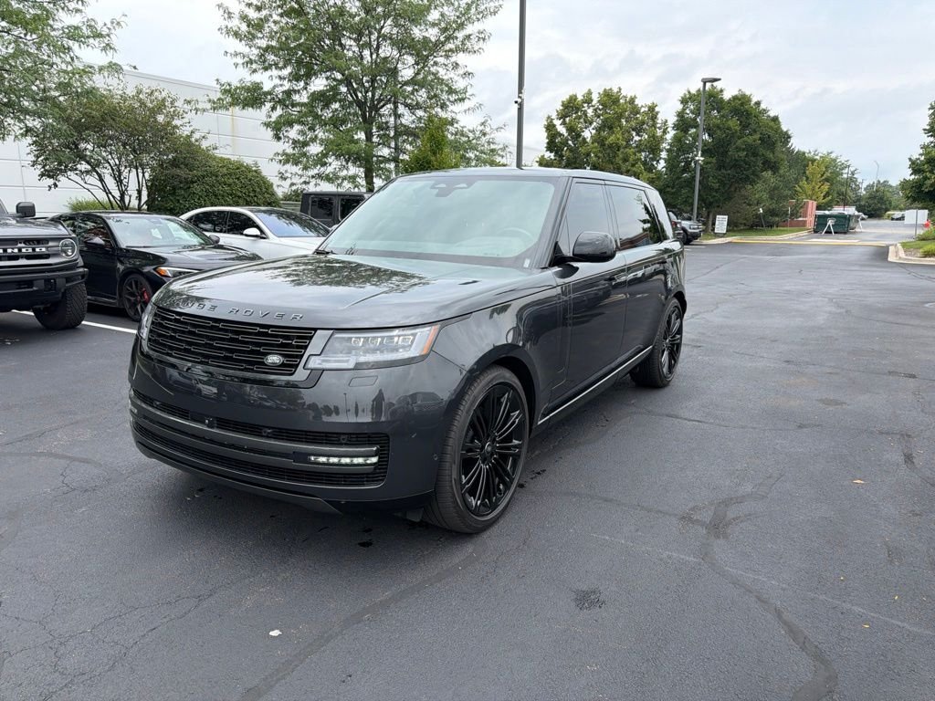 Used 2024 Gray Land Rover SE image 1