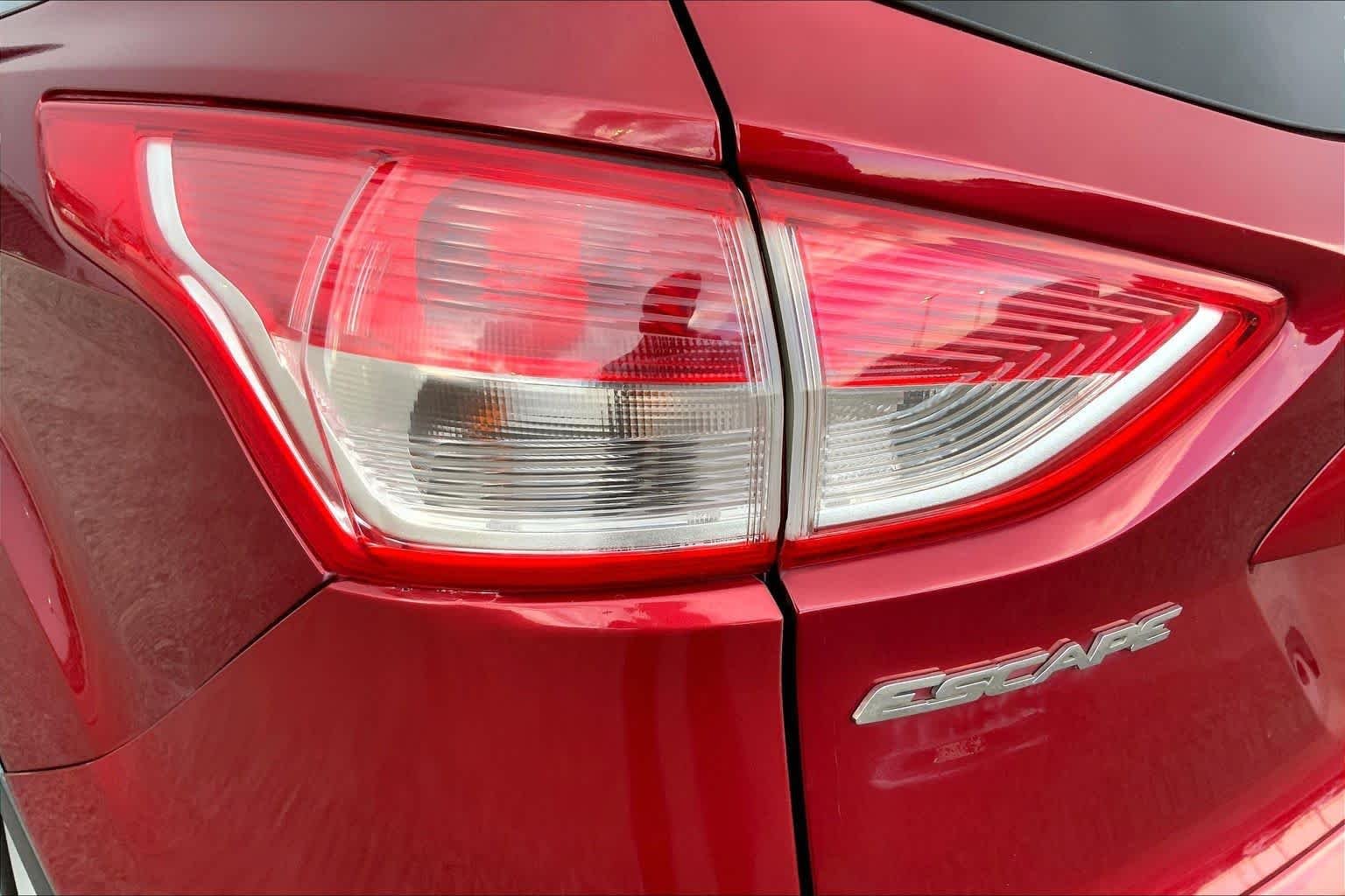 Used 2016 Ruby Red Metallic Tinted Clearcoat Ford SE image 28