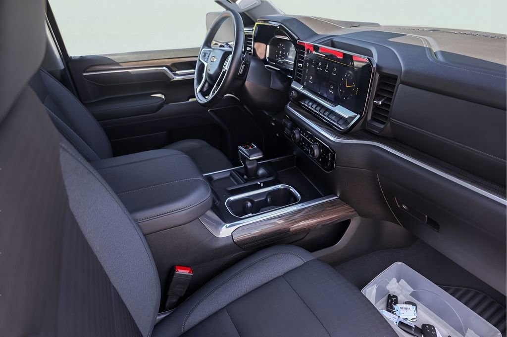 Used 2025 Summit White Chevrolet LT image 32