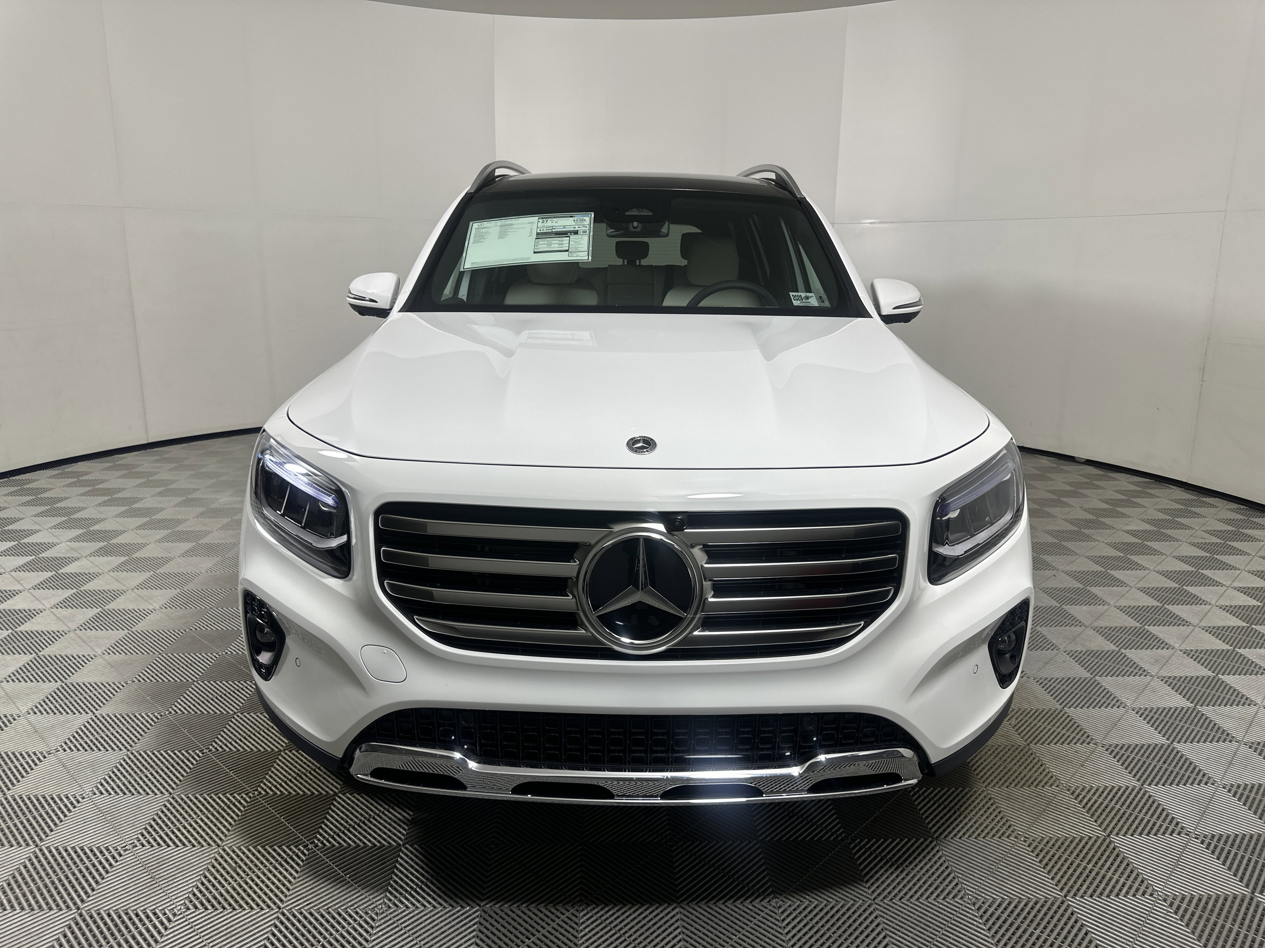 New 2026 Polar White Mercedes-Benz GLB 250 image 2