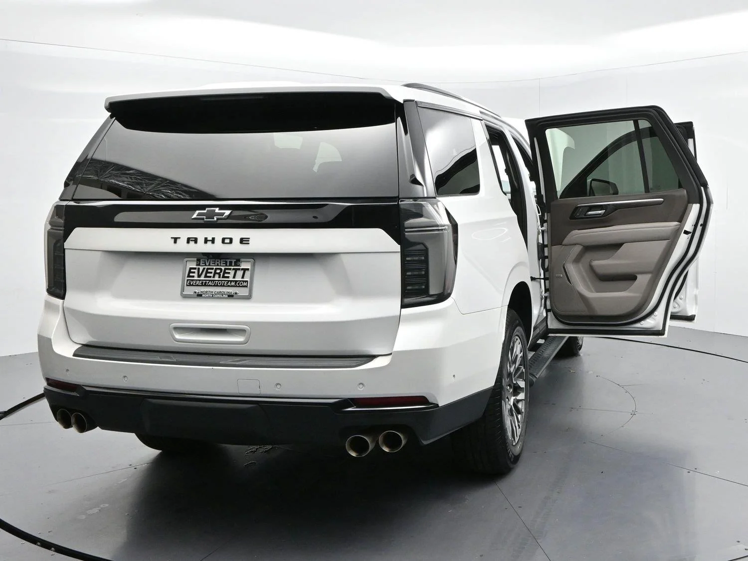 Used 2025 Iridescent Pearl Tricoat Chevrolet Z71 image 42