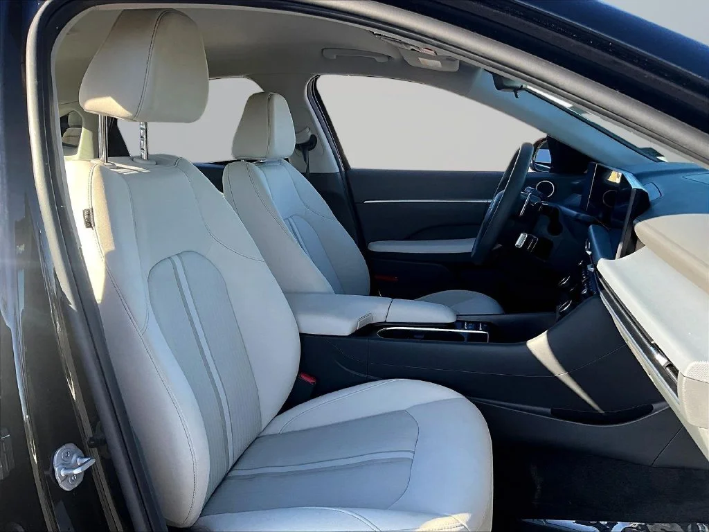 Used 2025 Black Hyundai SEL image 30