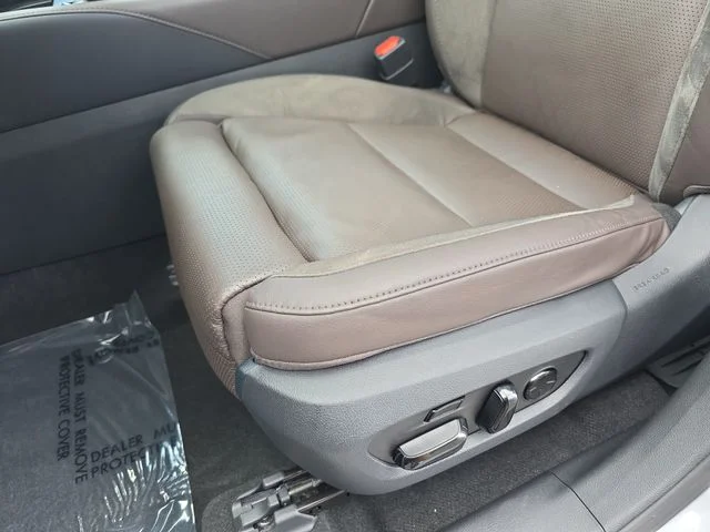 Used 2023 Iridium Lexus 350h Luxury image 28