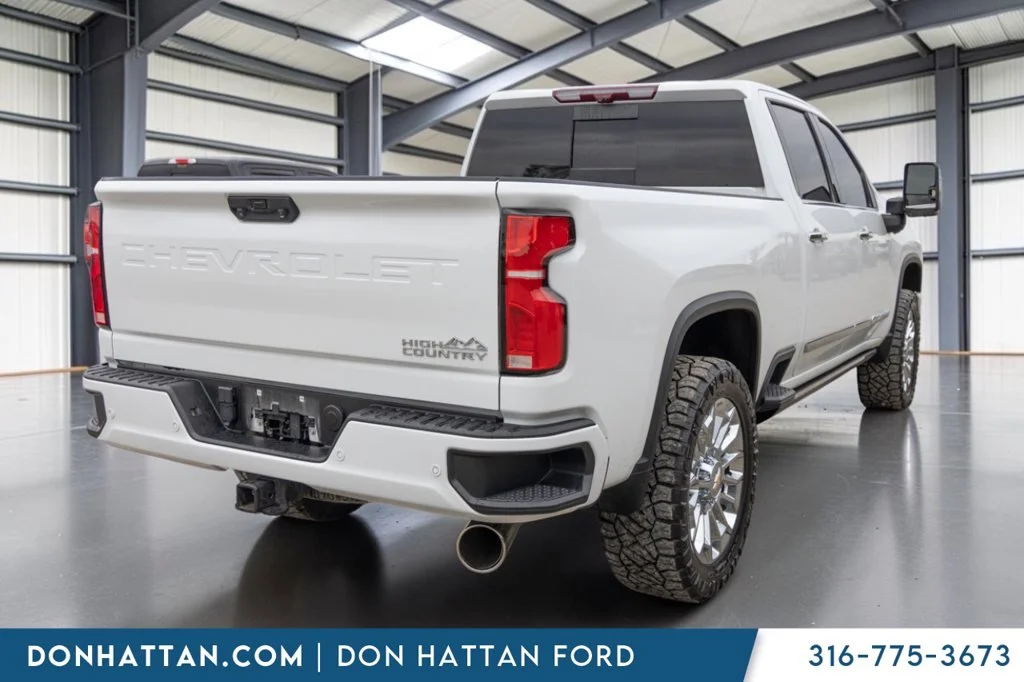 Used 2025 White Chevrolet High Country image 27