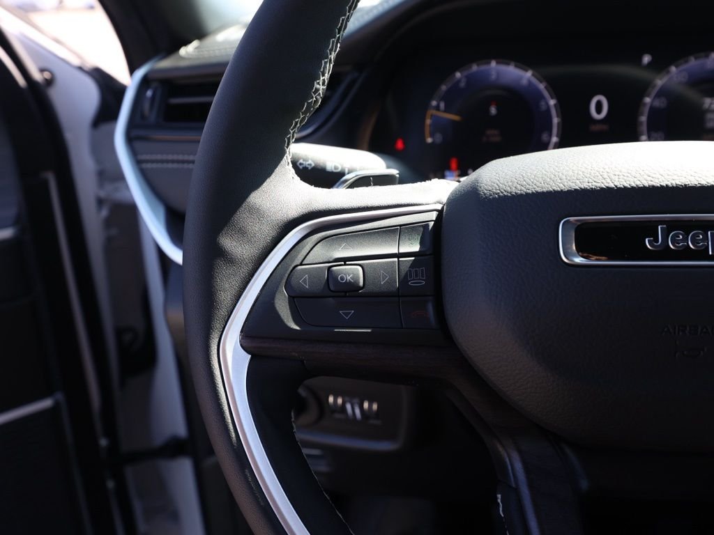 New 2026 Bright White Clear-Coat Exterior Paint Jeep Limited image 25