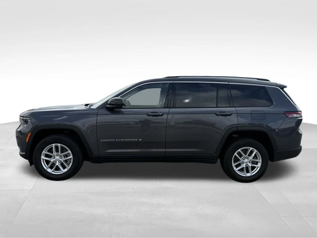 Used 2022 Gray Jeep Laredo image 2