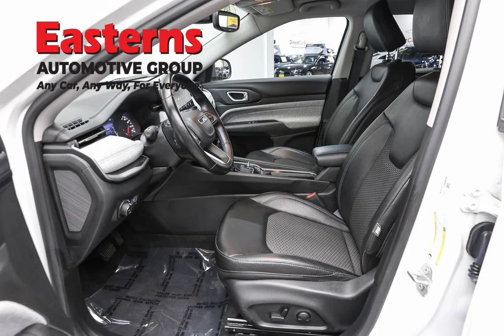 Used 2022 White Jeep Latitude image 14