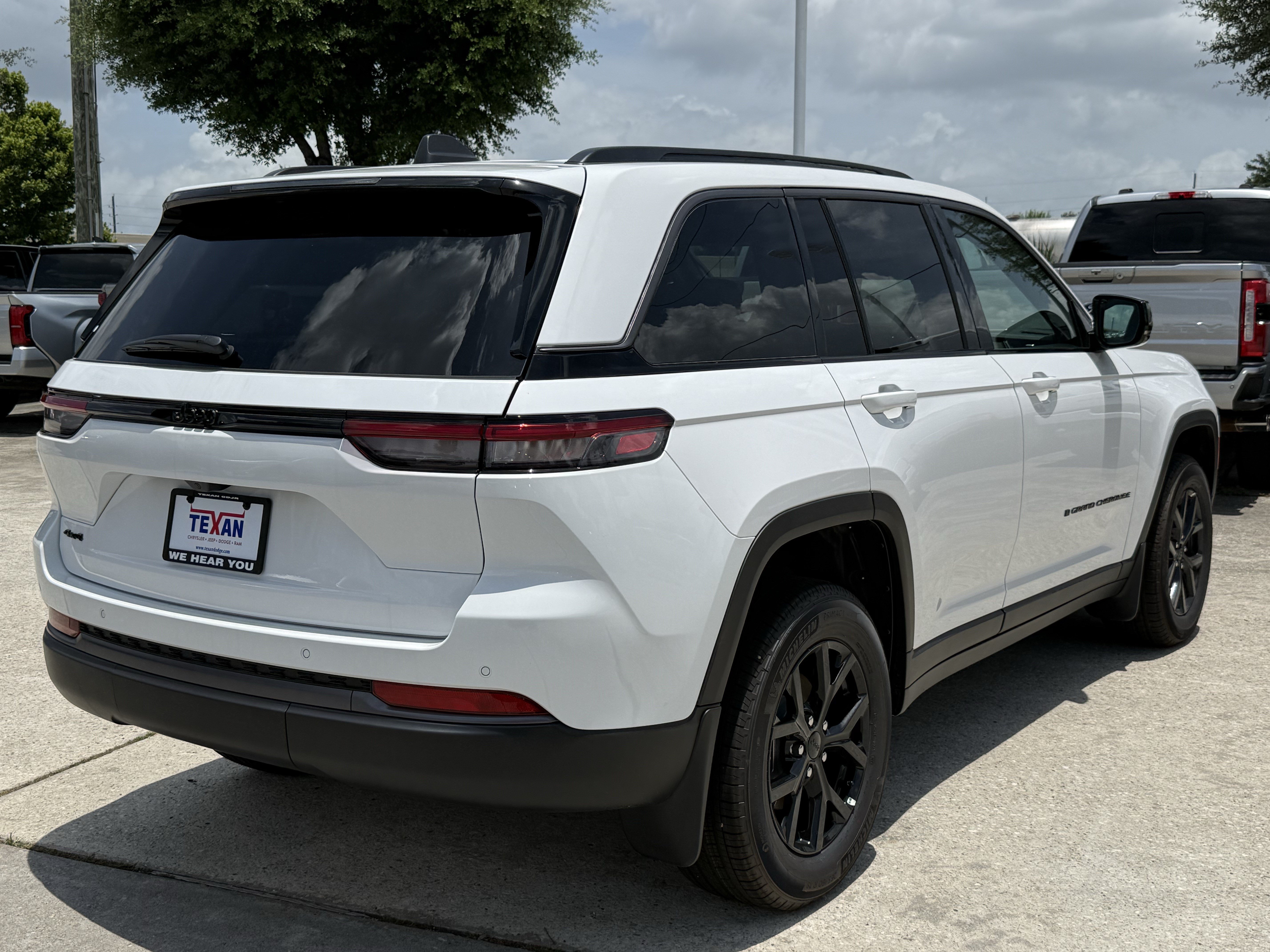 New 2026 Bright White Clearcoat Jeep Laredo Altitude image 4