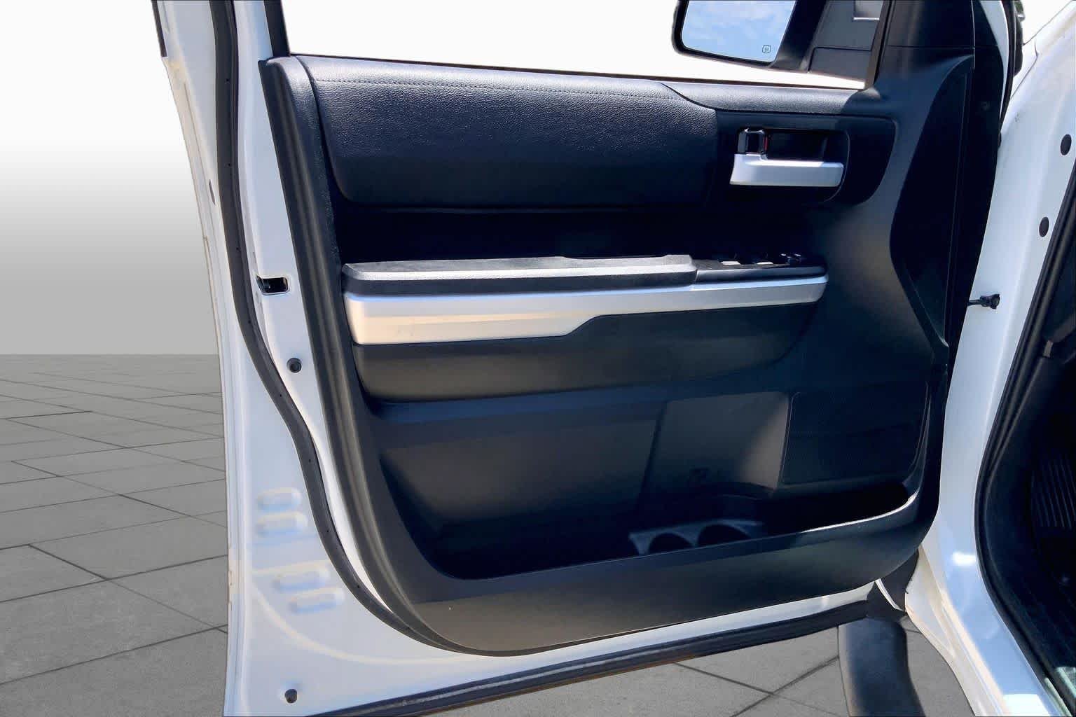 Used 2017 Super White Toyota SR5 image 22