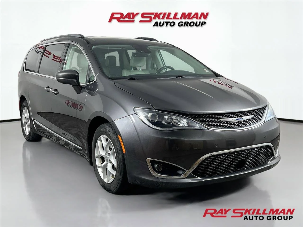 Used 2019 Granite Crystal Metallic Clearcoat Chrysler TOURING L PLUS image 1