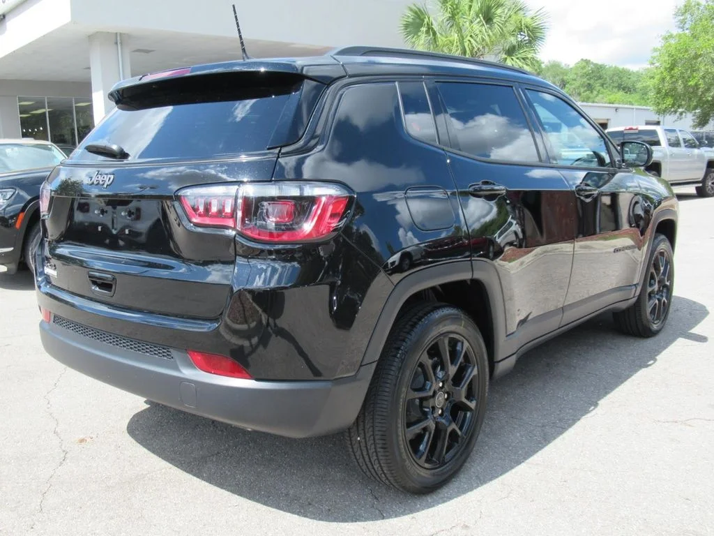 New 2026 Diamond Black Crystal Pearl-Coat Exterior Paint Jeep Latitude Altitude image 7