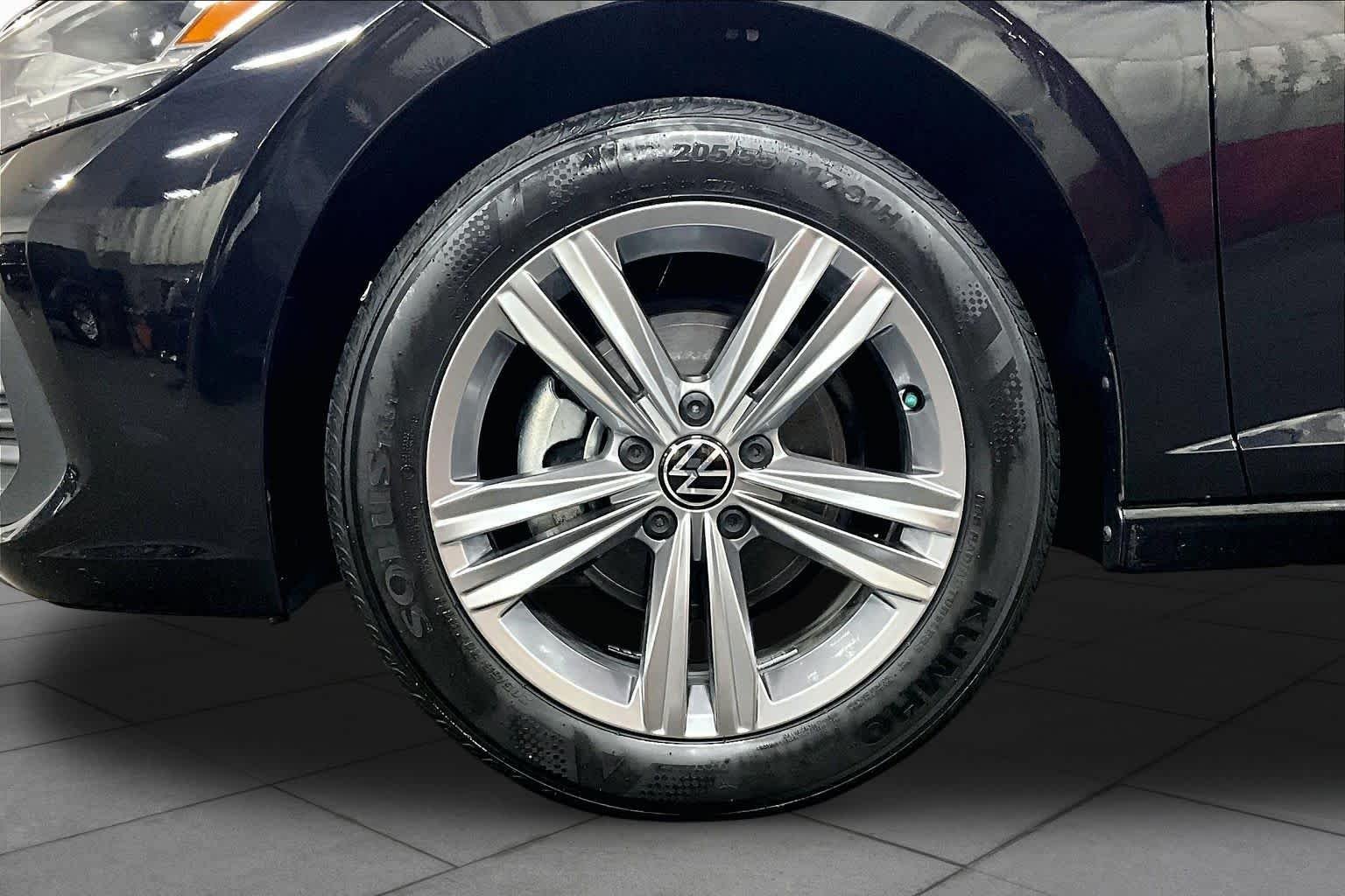 Used 2022 Deep Black Pearl Volkswagen SE image 11