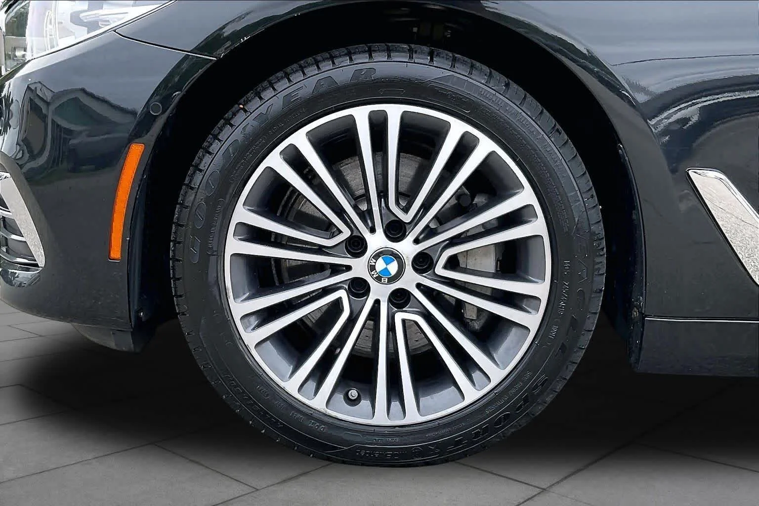 Used 2020 Black Sapphire Metallic BMW 530i xDrive image 10
