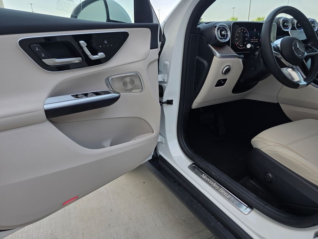 New 2026 Polar White Mercedes-Benz GLC 300 image 11