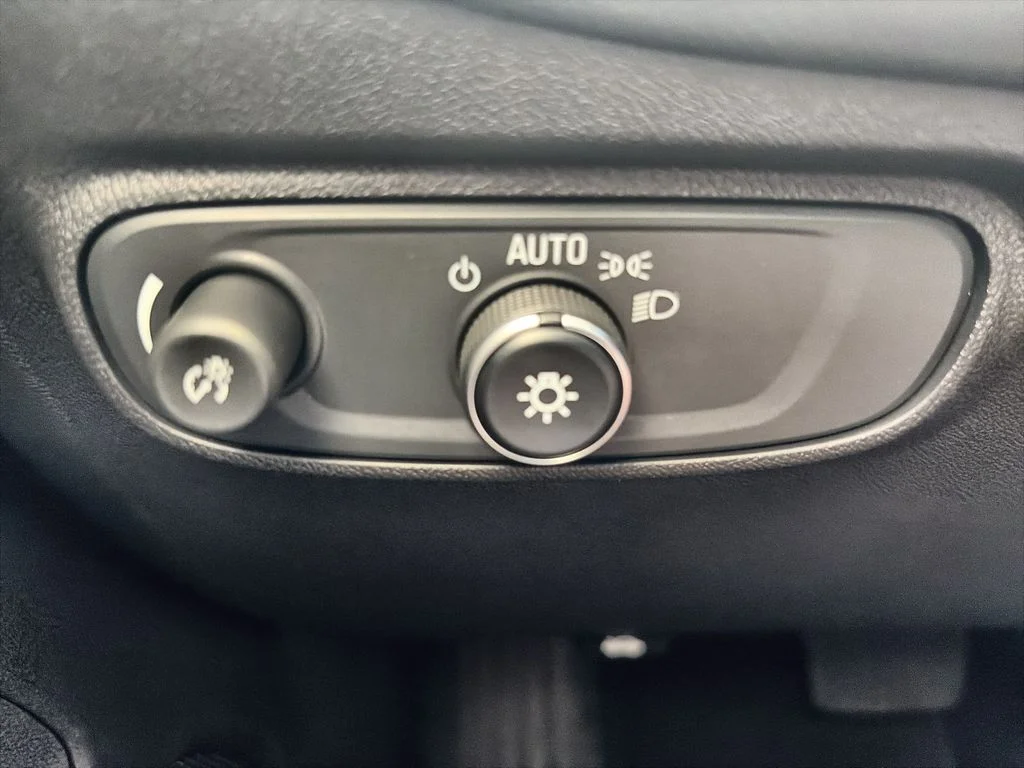 Used 2022 White Chevrolet LT image 18