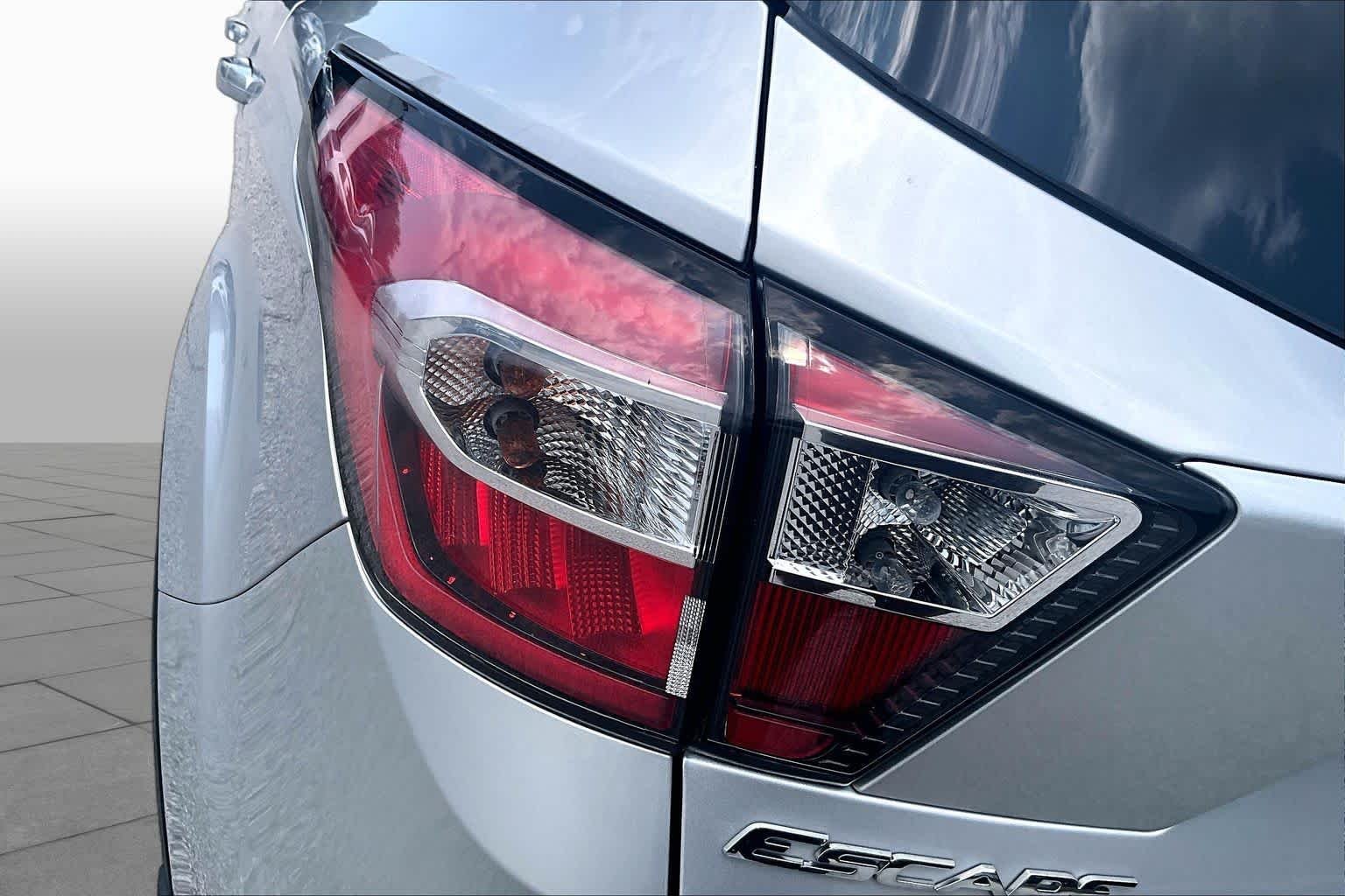 Used 2017 Ingot Silver Metallic Ford SE image 28