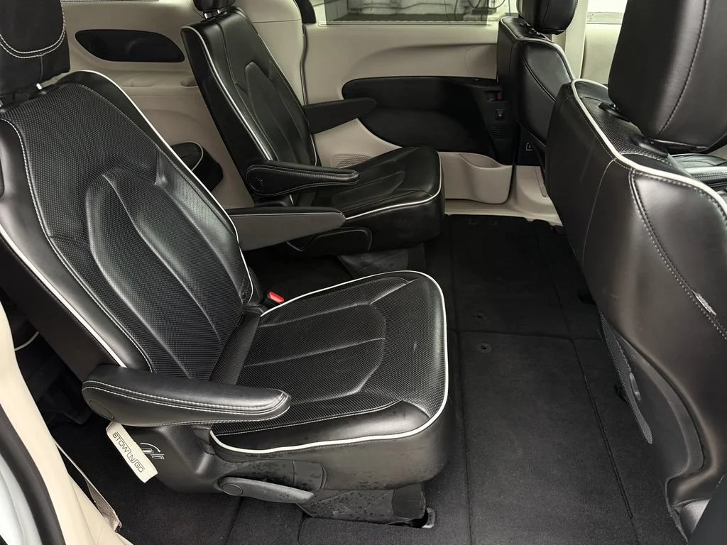 Used 2023 White Chrysler Limited image 18