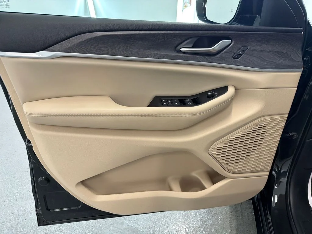 Used 2024  Jeep Limited image 12