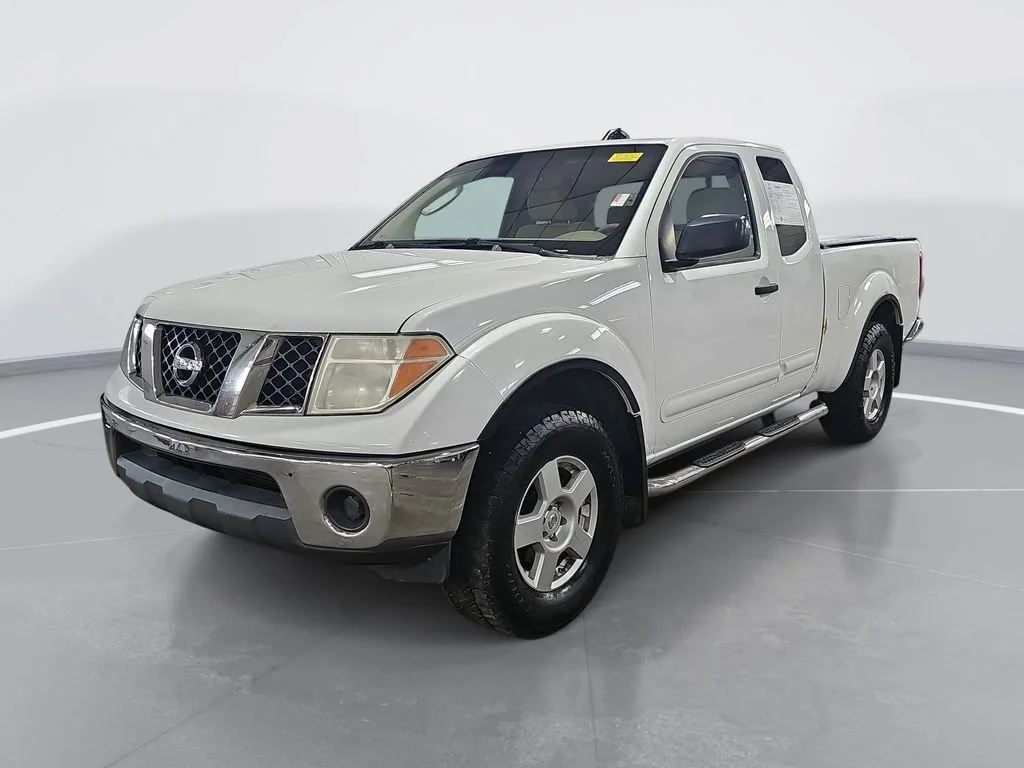 Used 2005 White Nissan SE image 9