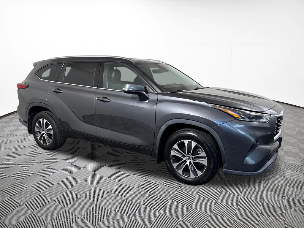 Used 2021 Magnetic Gray Metallic Toyota XLE image 5