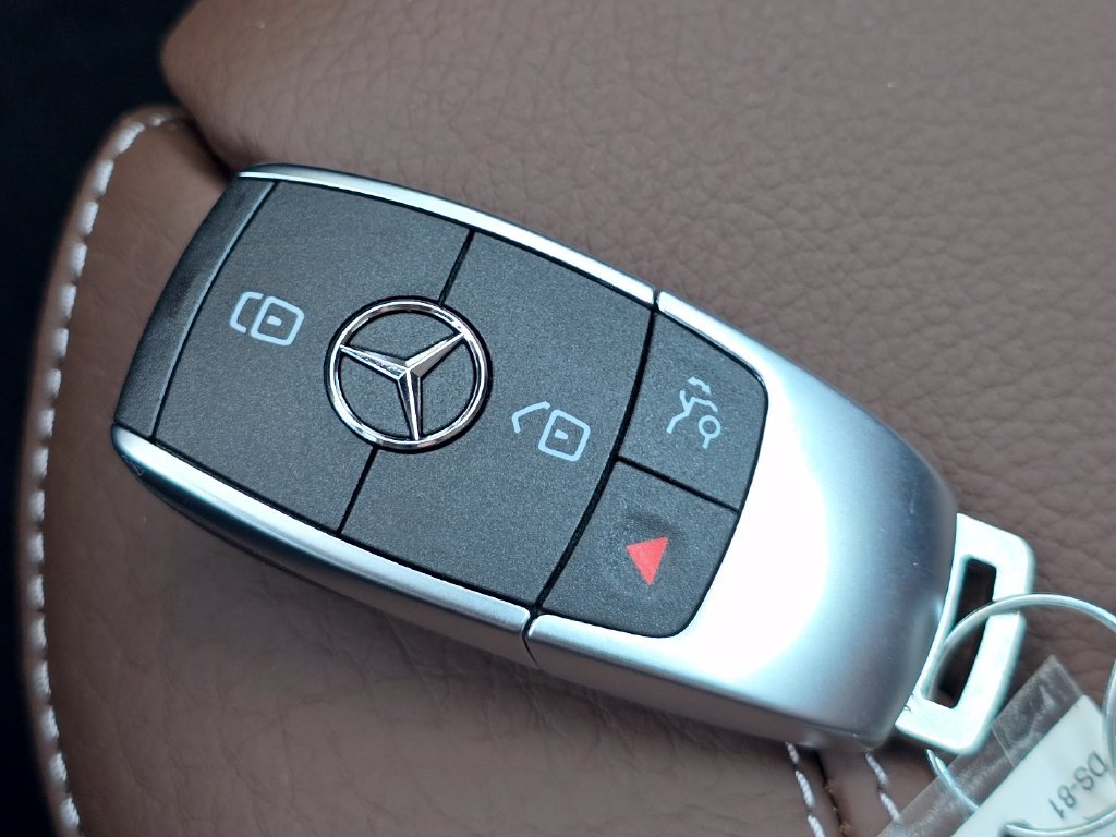New 2026 Mountain Grey Metallic Mercedes-Benz GLA 250 image 37