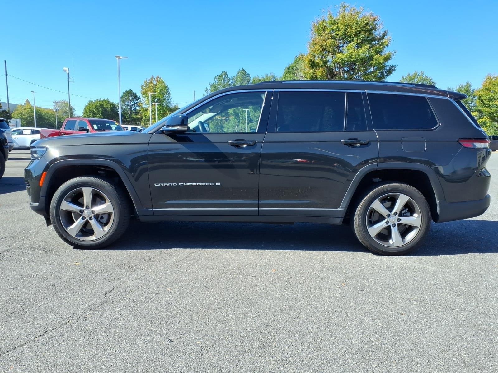 Used 2021 Rocky Mountain Pearlcoat Jeep Limited image 3