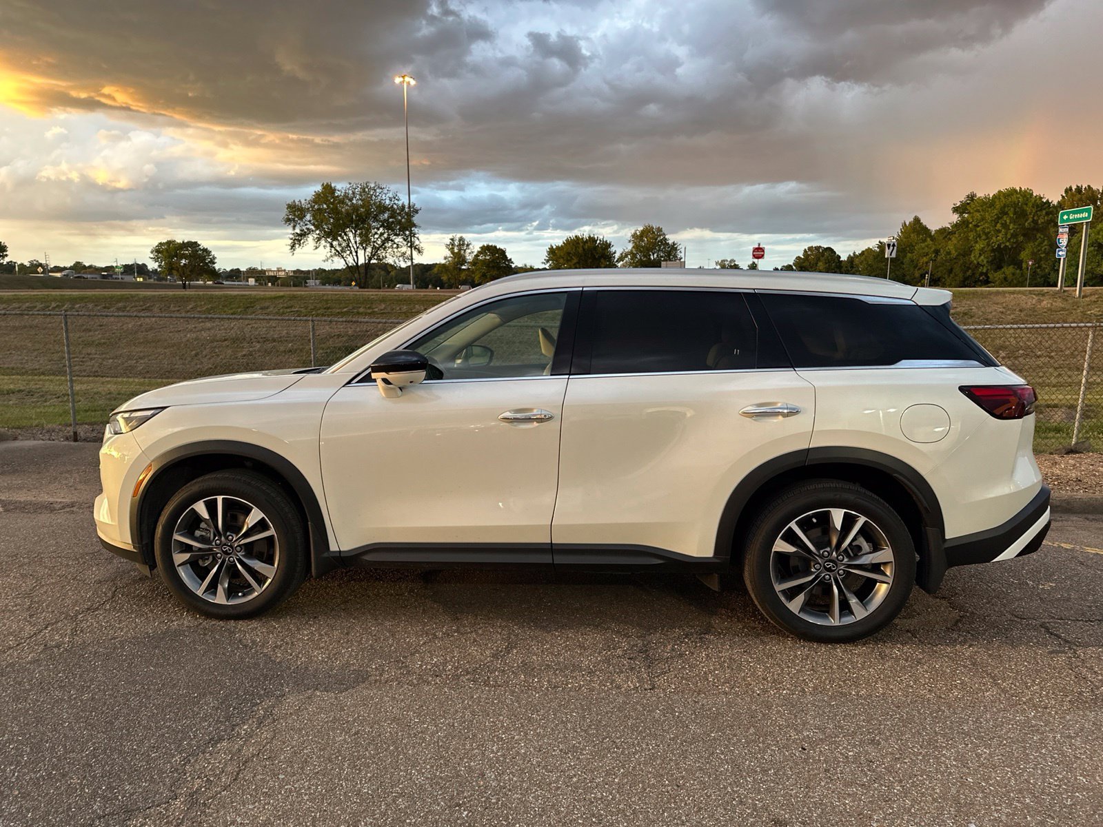 Used 2024 White INFINITI LUXE image 9