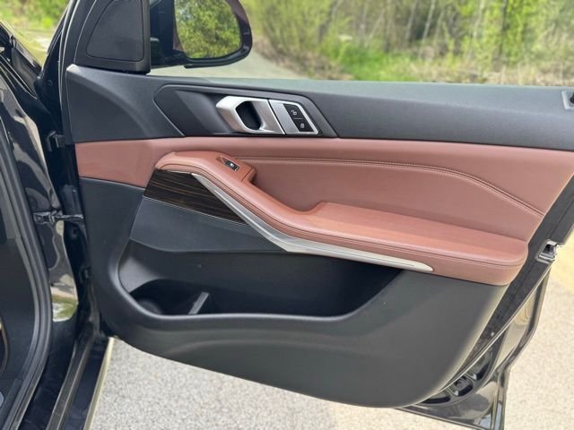 Used 2019 Black Sapphire Metallic BMW xDrive40i image 18