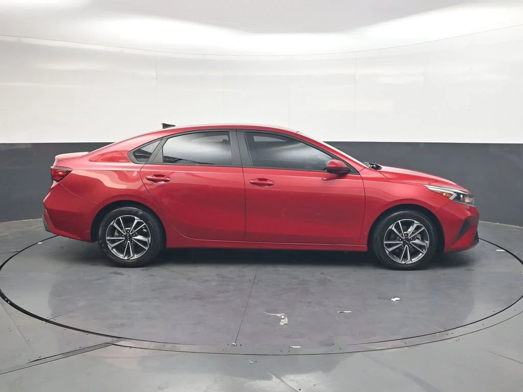 Used 2023 Red Kia LXS image 3
