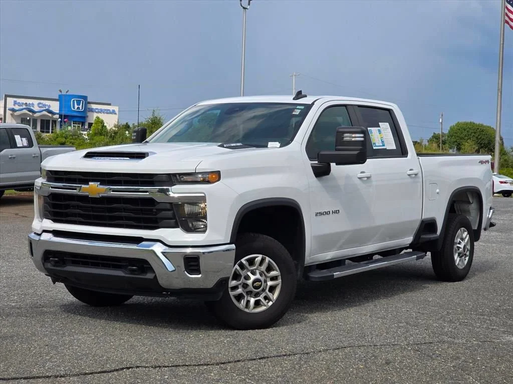 Used 2024 Summit White Chevrolet LT image 2