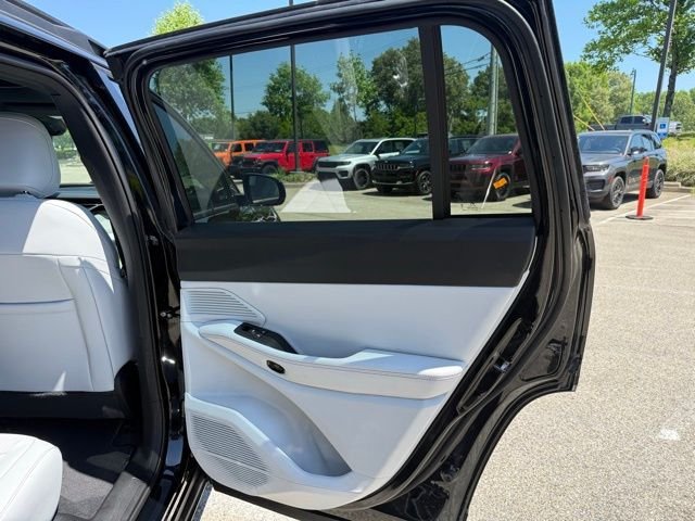 New 2026 Diamond Black Crystal Pearl-Coat Exterior Paint Jeep Limited image 27