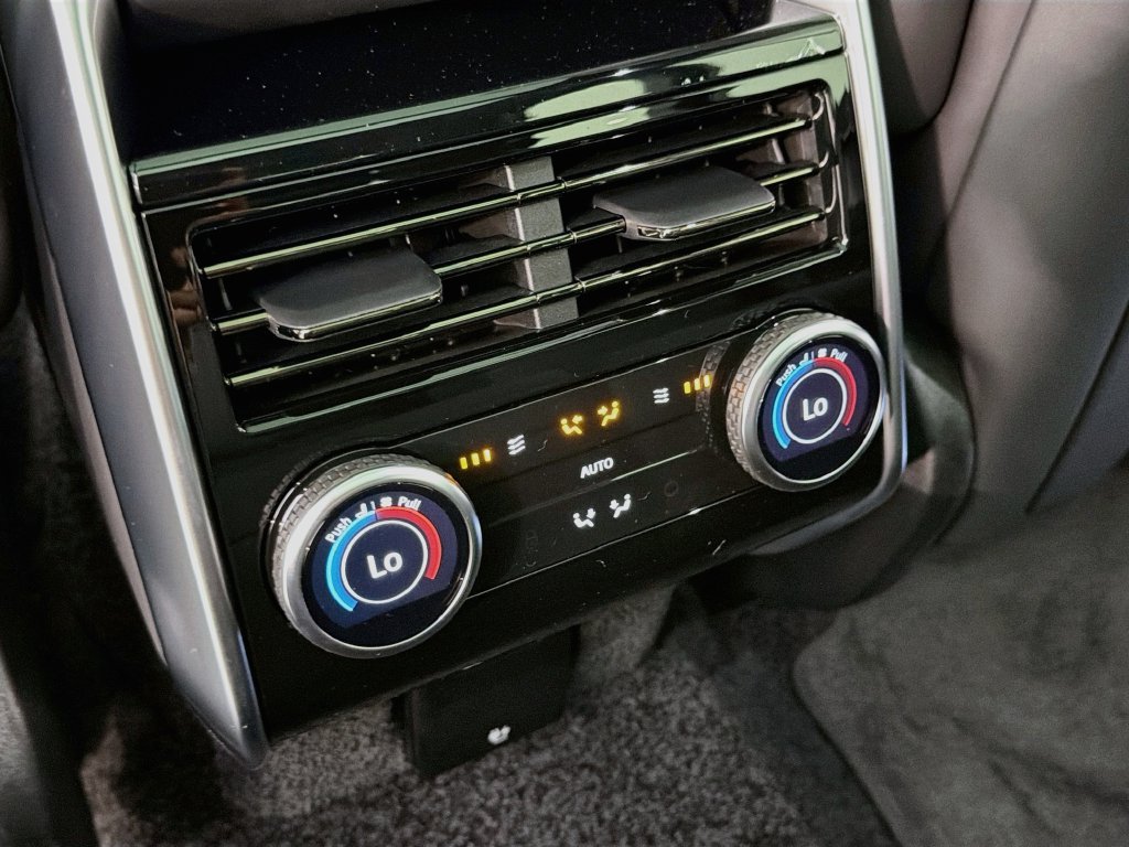New 2027 Santorini Black Land Rover SE image 27