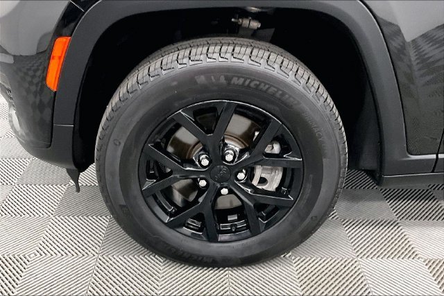 Used 2025 Diamond Black Crystal Pearlcoat Jeep Altitude X image 10