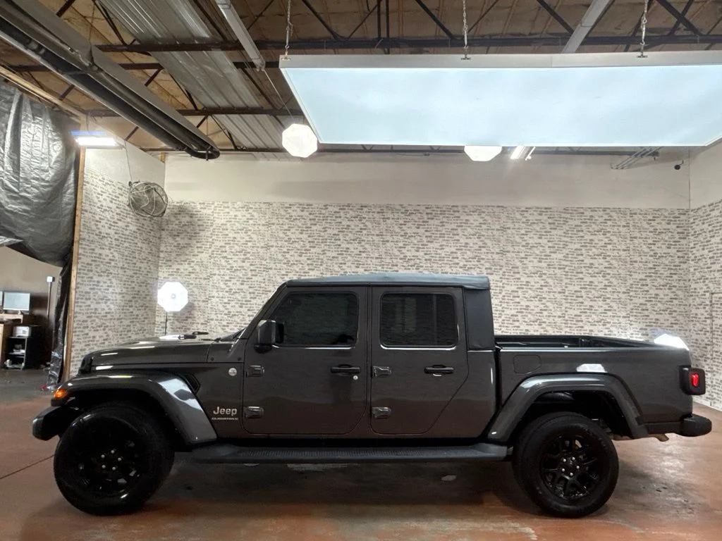 Used 2023 Granite Crystal Metallic Clearcoat Jeep Overland image 4