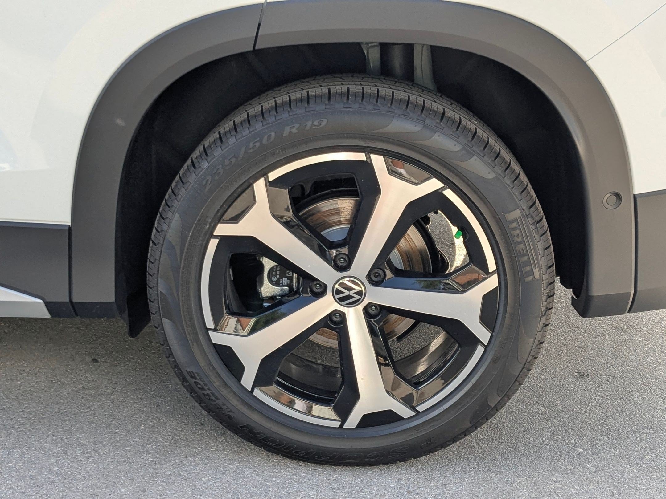 New 2026 Pure White Volkswagen SE image 18