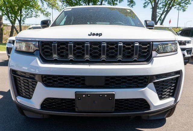 New 2026 Bright White Clear-Coat Exterior Paint Jeep Altitude image 3