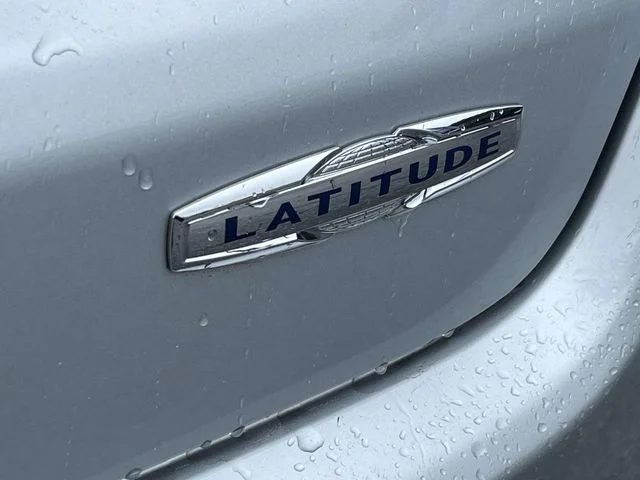 Used 2024 Silver Jeep Latitude image 12