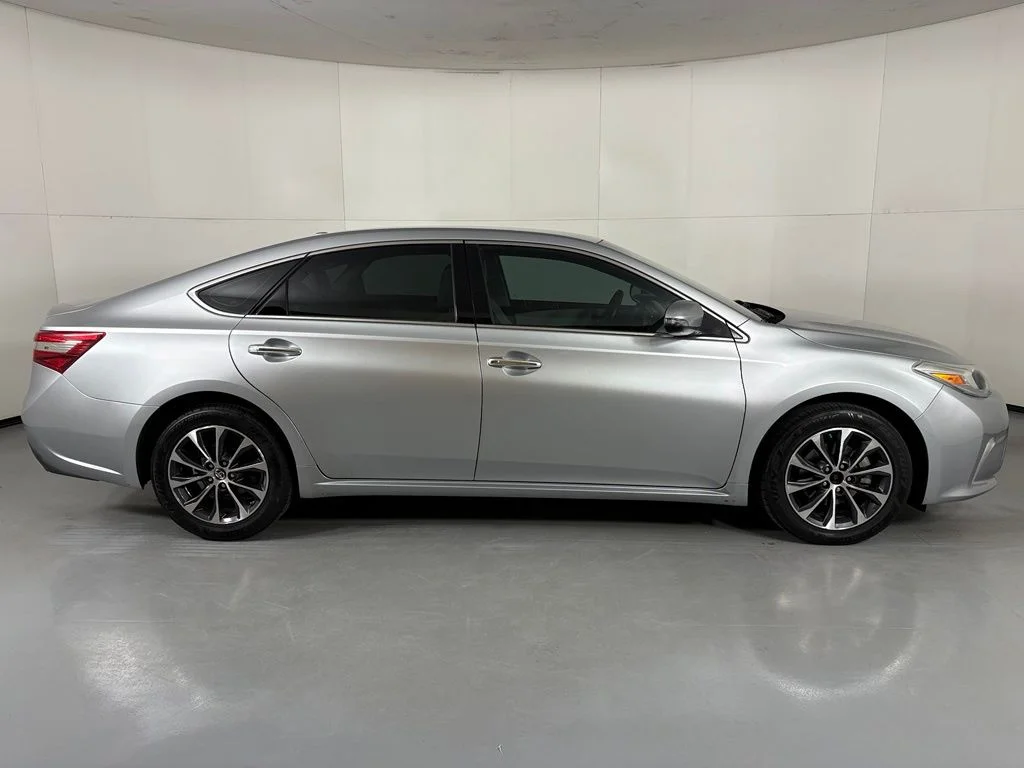 Used 2018 Silver Toyota XLE image 9