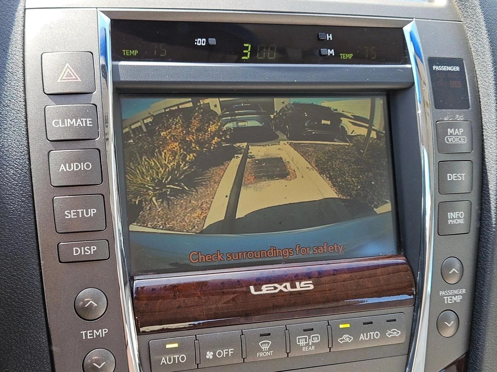 Used 2010 Starfire Pearl Lexus  image 16