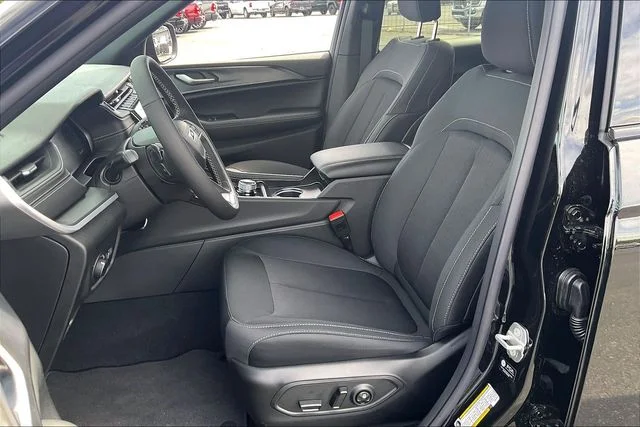 New 2026 Diamond Black Crystal Pearl-Coat Exterior Paint Jeep Laredo image 9
