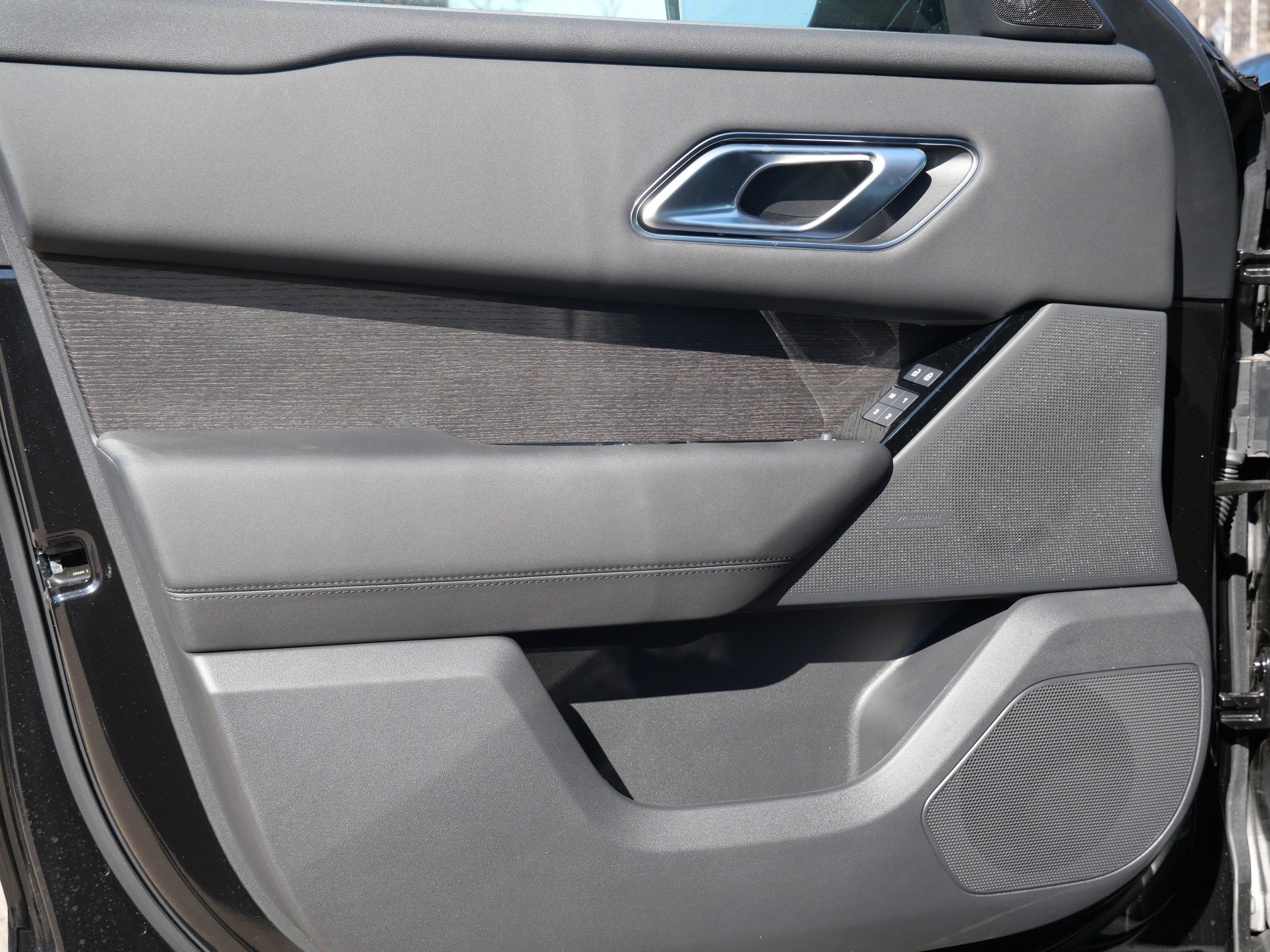 New 2026 Santorini Black LAND ROVER S image 4