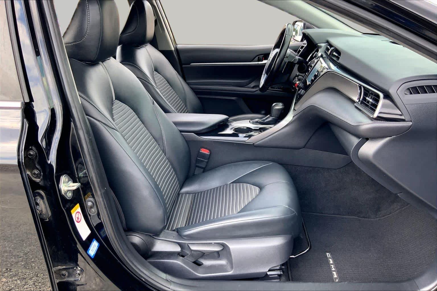 Used 2019 Midnight Black Metallic Toyota SE image 9