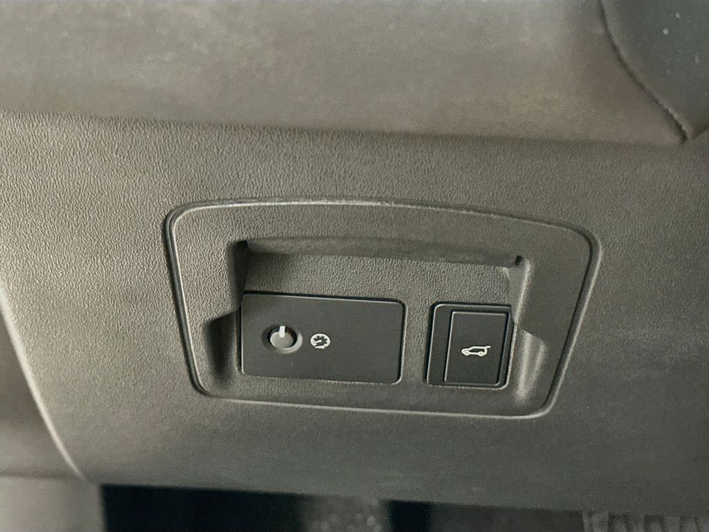 Used 2025 White Land Rover S image 11